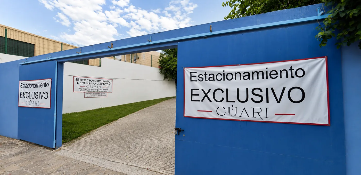 Entrada del estacionamiento exclusivo para clientes de CÜARI Terraza, a media cuadra del restaurante.